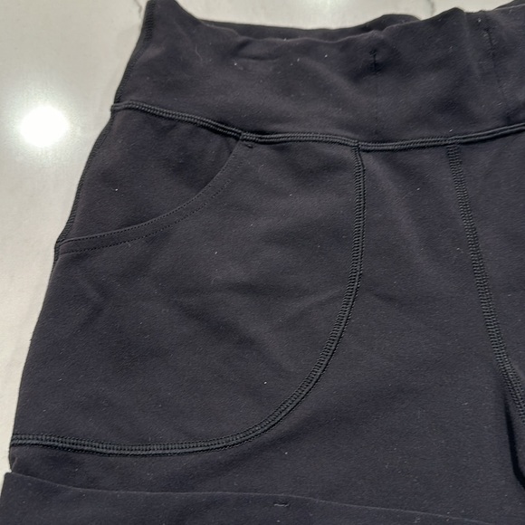 Lululemon Pocket Cuff Shorts - Picture 3 of 8